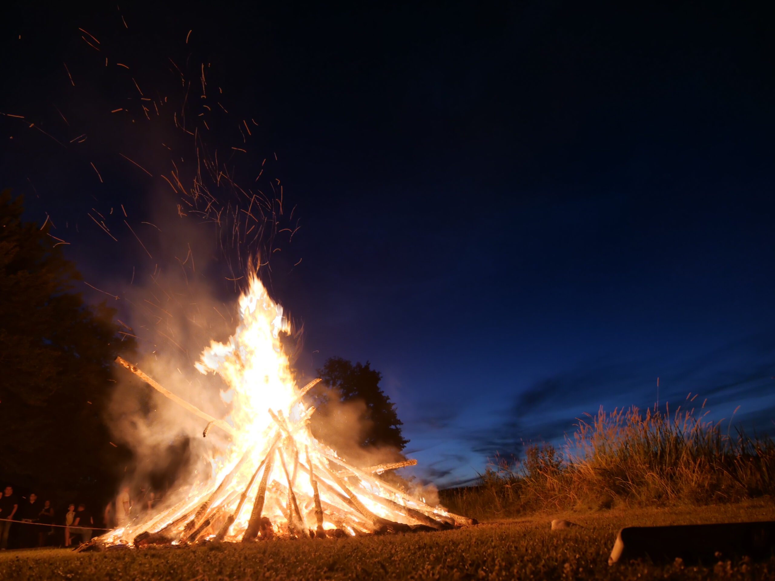 großes Feuer vor blaume Himmel in der Nacht