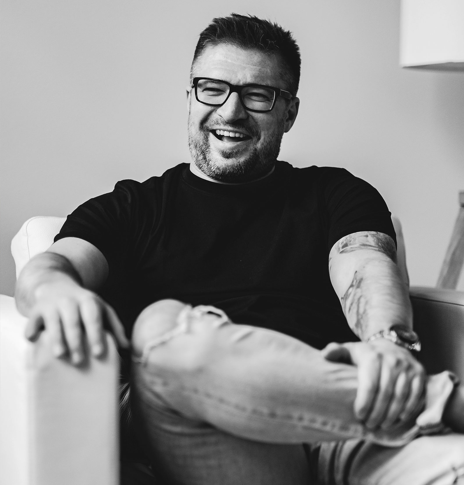 Man smiling lachender erfolgreicher, glücklicher Mann.